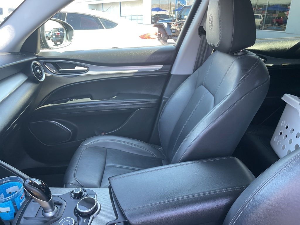 2018 Alfa Romeo Stelvio Base photo 17