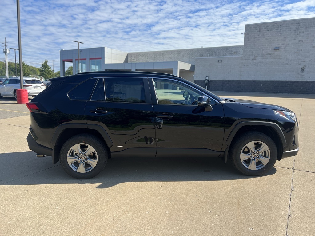 2025 Toyota RAV4 Hybrid XLE photo 5