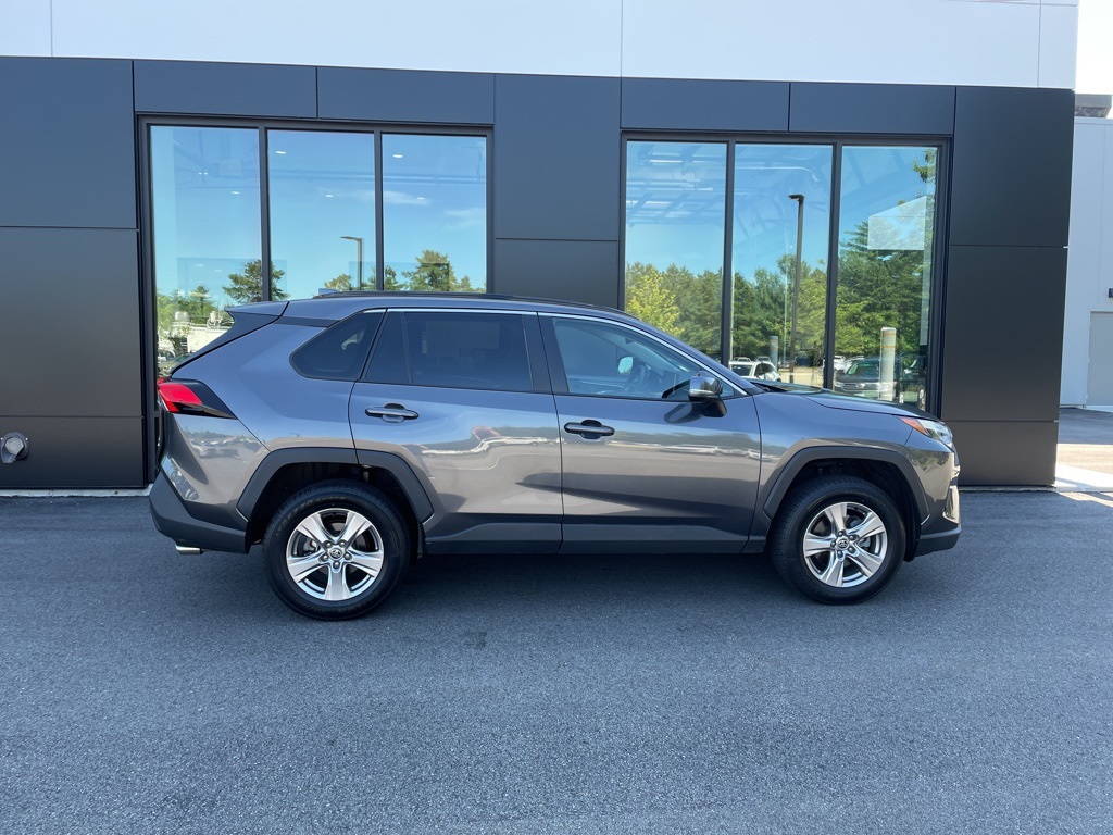 2022 Toyota RAV4 XLE photo 3