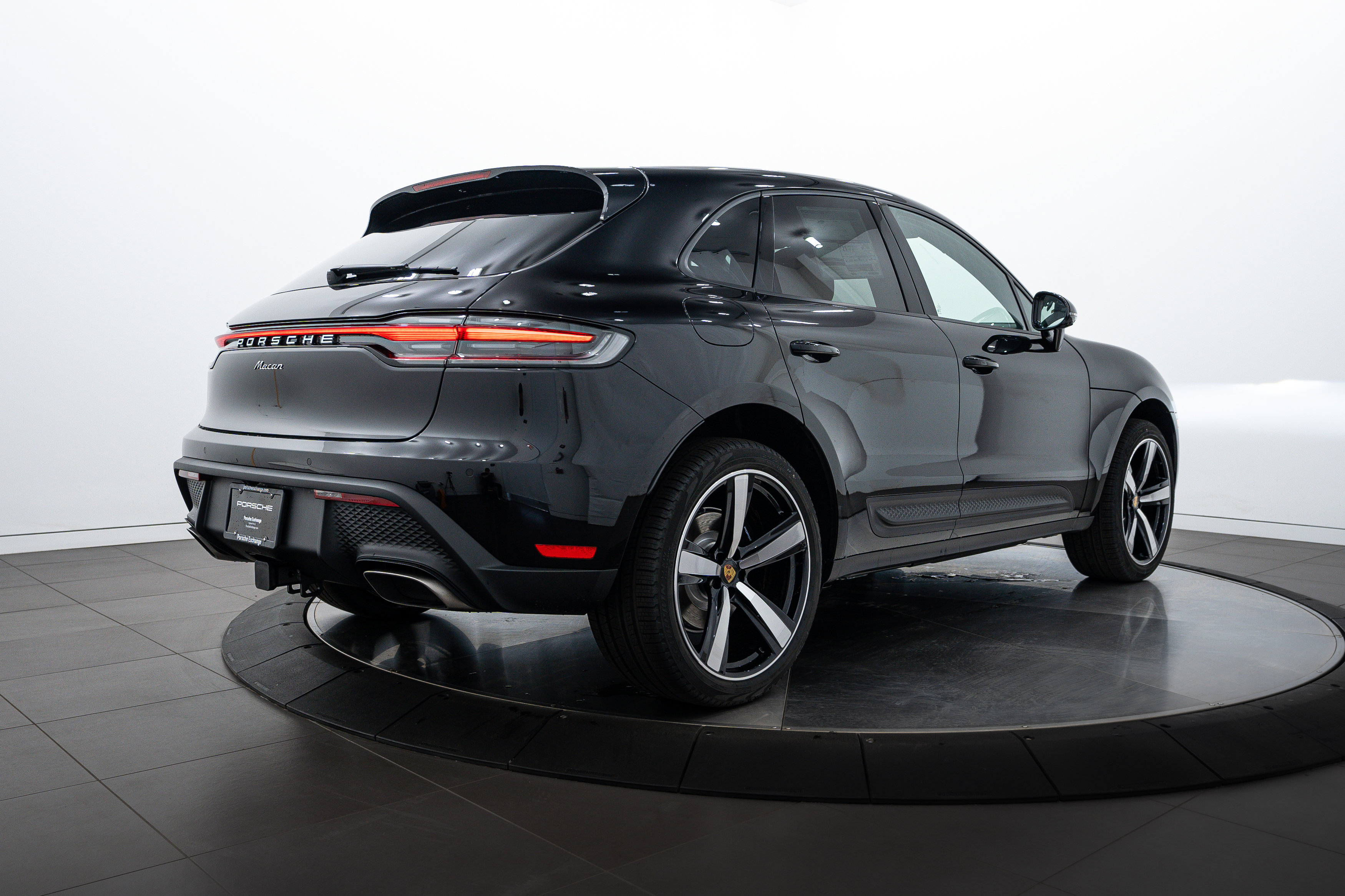 2025 Porsche Macan Base photo 5