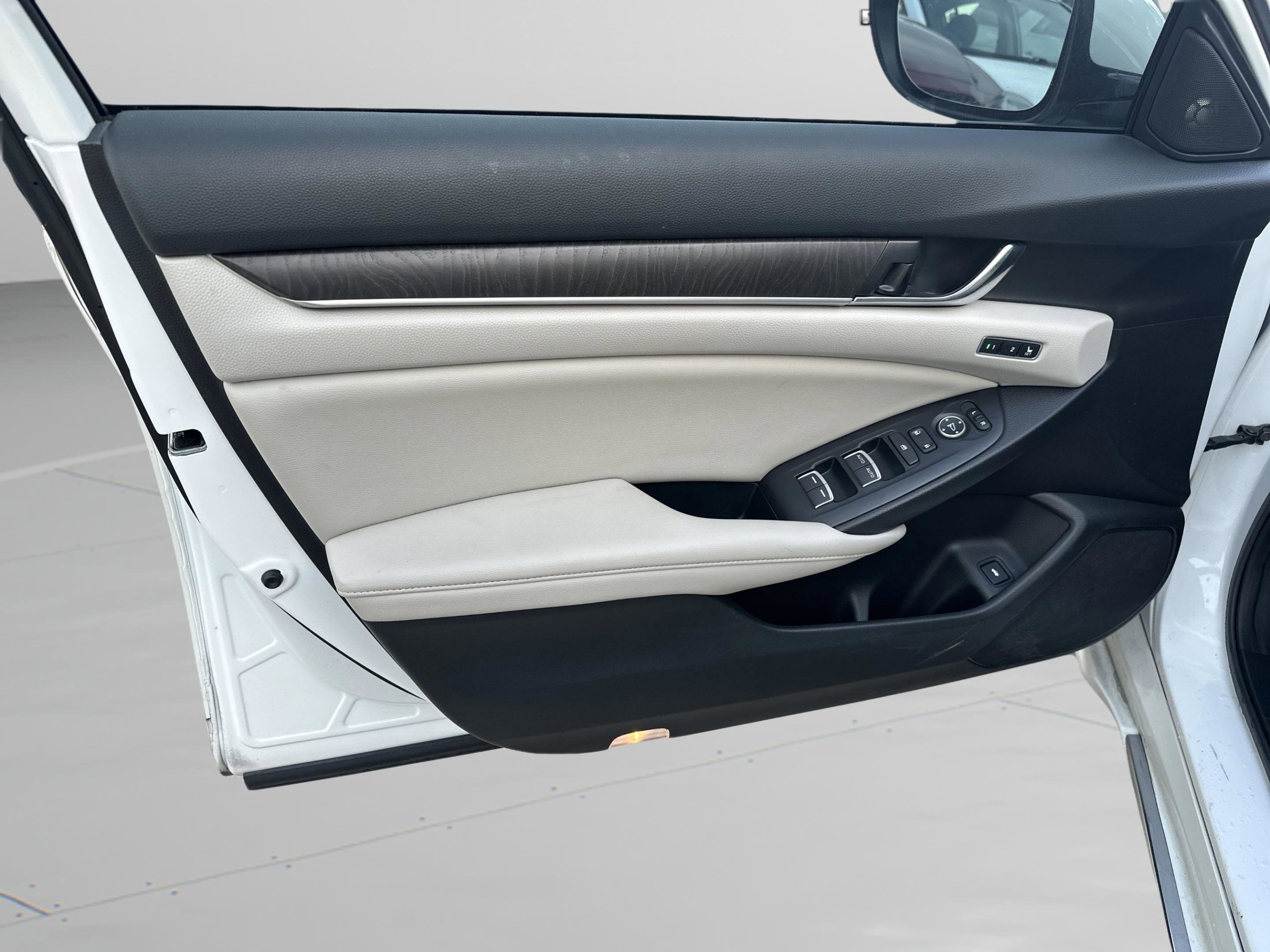 2021 Honda Accord Hybrid Touring photo 9