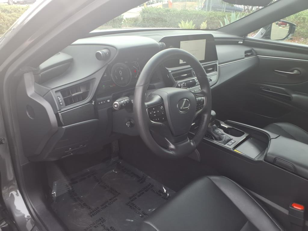 2025 Lexus ES 300h photo 8