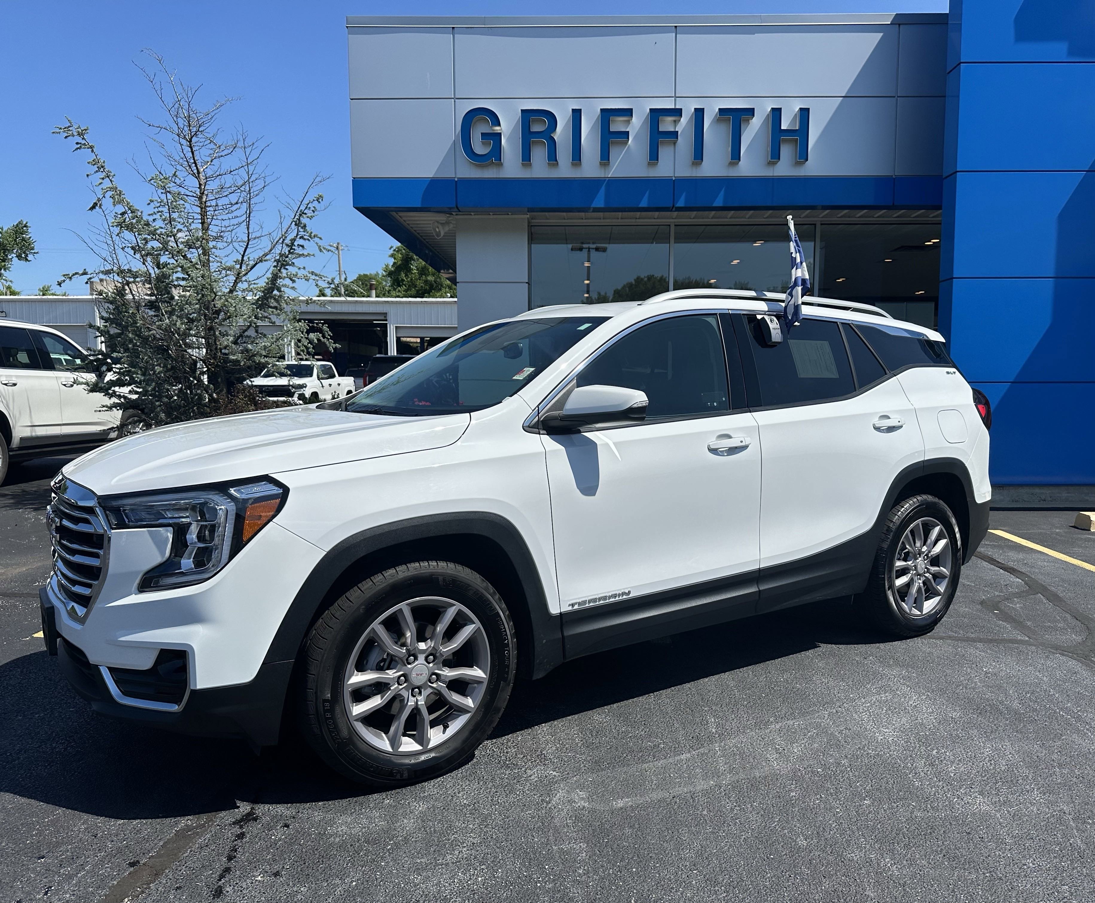 Used 2024 Summit White GMC SLT image 1