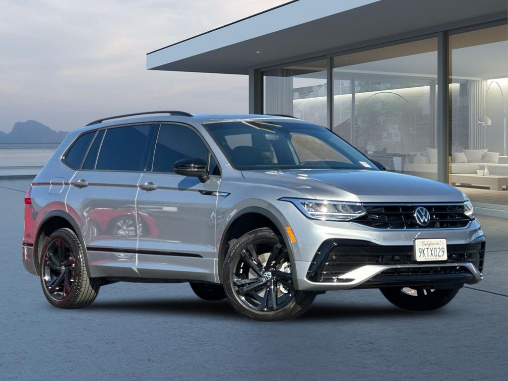 2023 Volkswagen Tiguan SE R-LINE BLACK's photo