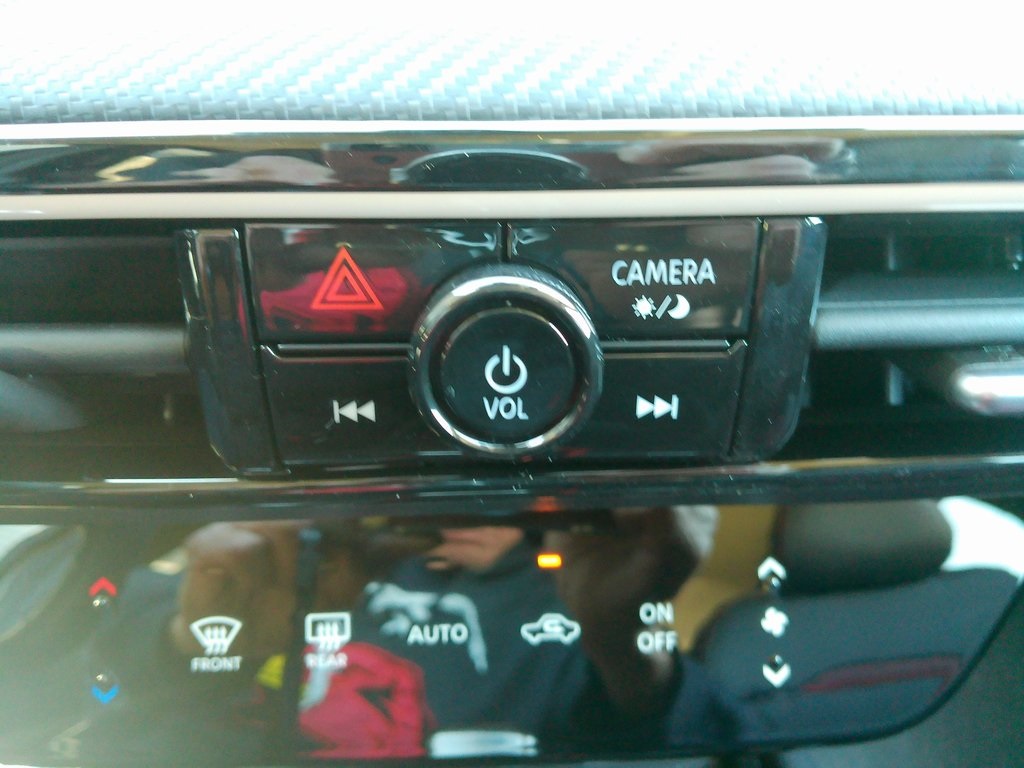 2025 Nissan Kicks SR photo 39