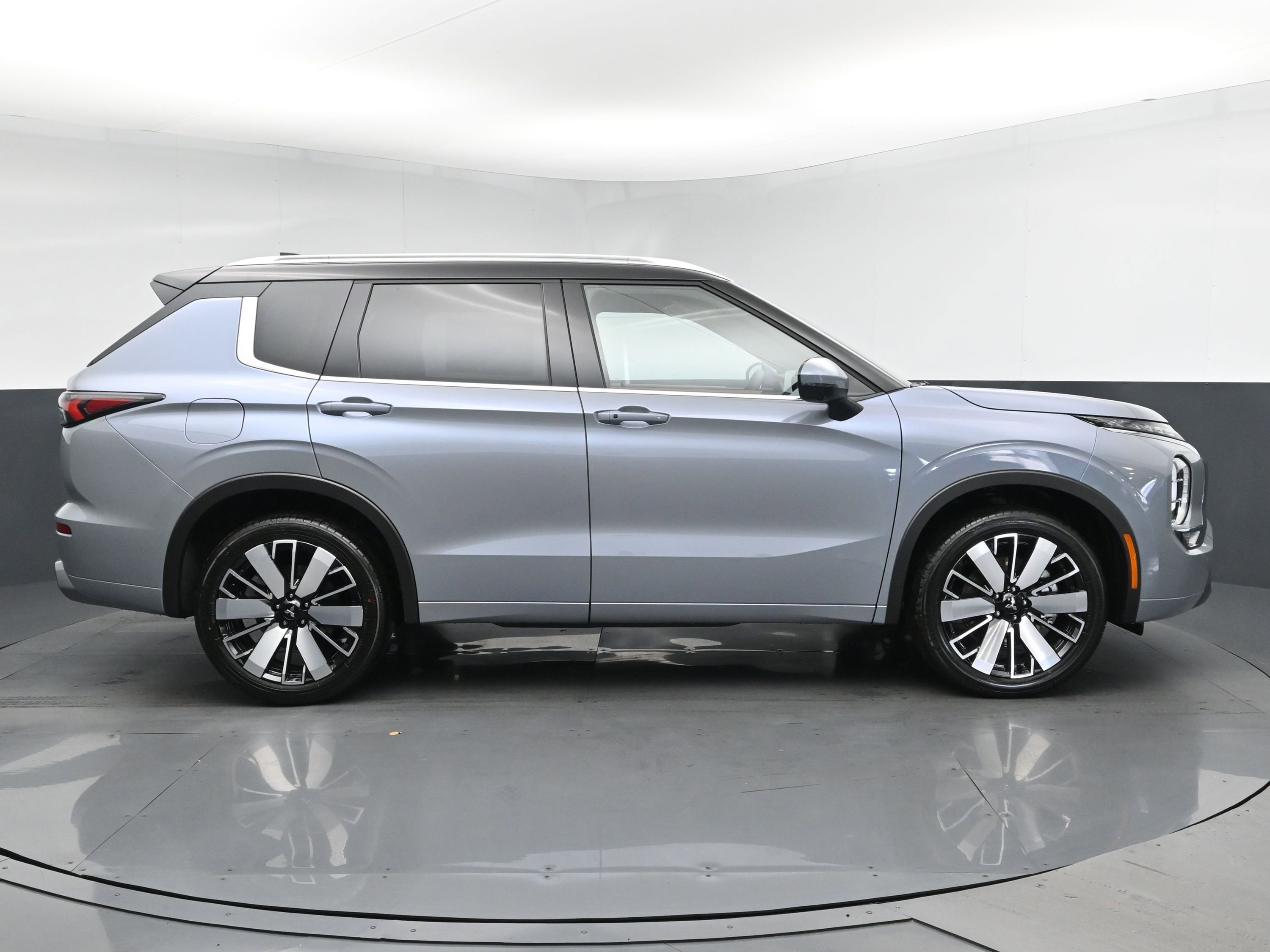 2025 Mitsubishi Outlander SEL photo 3