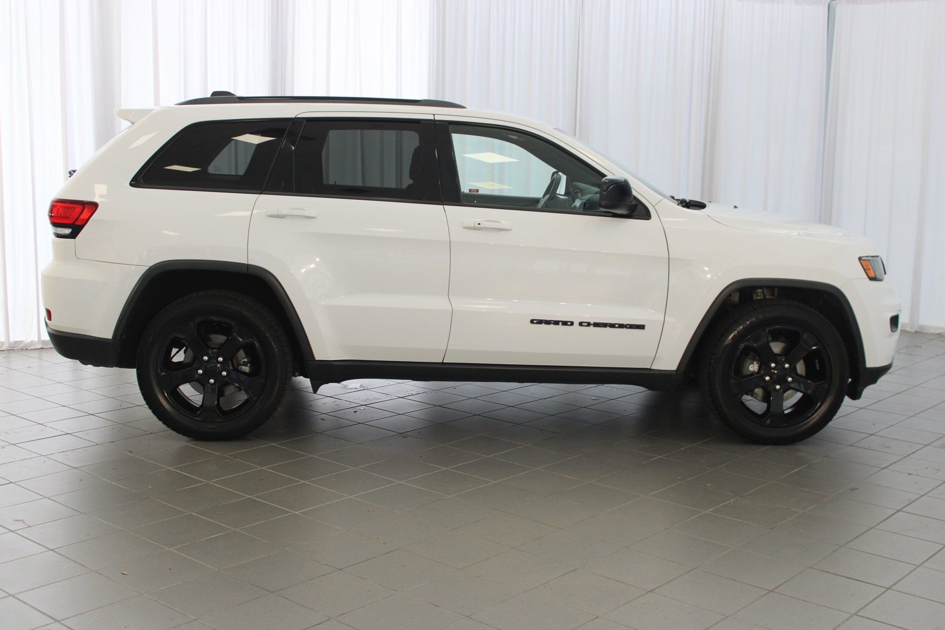 2020 Jeep Grand Cherokee Laredo photo 2