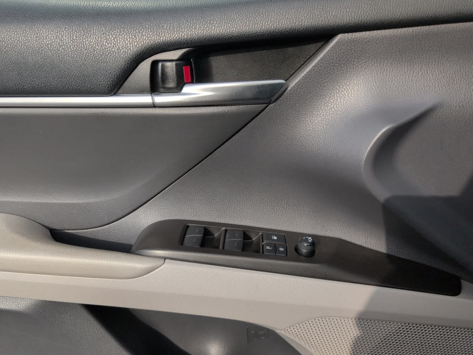 2022 Toyota Camry Hybrid LE SE photo 9
