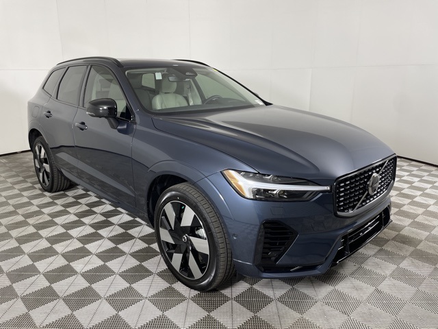2025 Volvo XC60 T8 Plus photo 2
