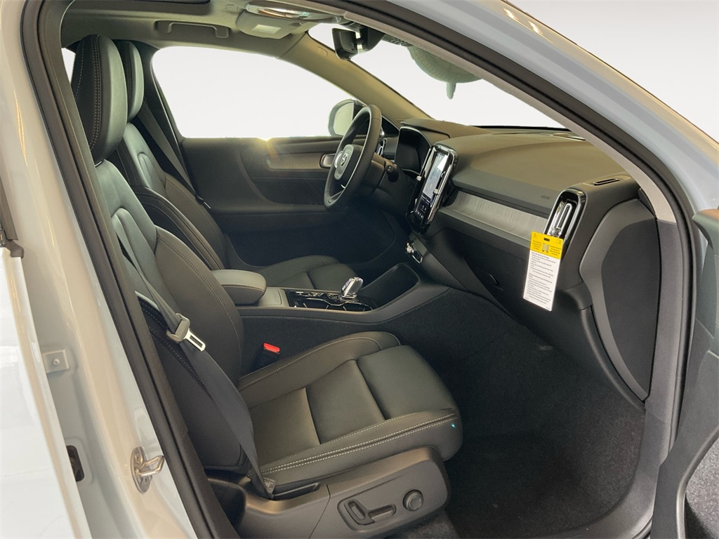 2026 Volvo XC40 AWD Plus photo 15