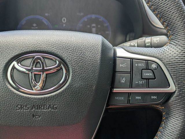 2025 Toyota Sienna Woodland Edition photo 17
