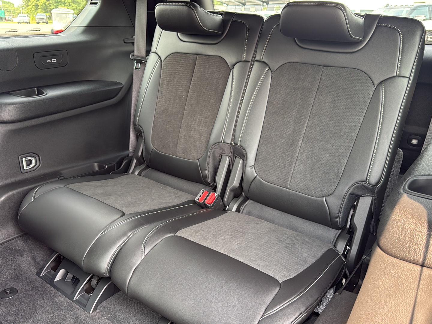 2025 Jeep Grand Cherokee Altitude photo 11