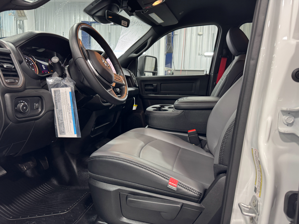2025 Ram 3500 Tradesman photo 3