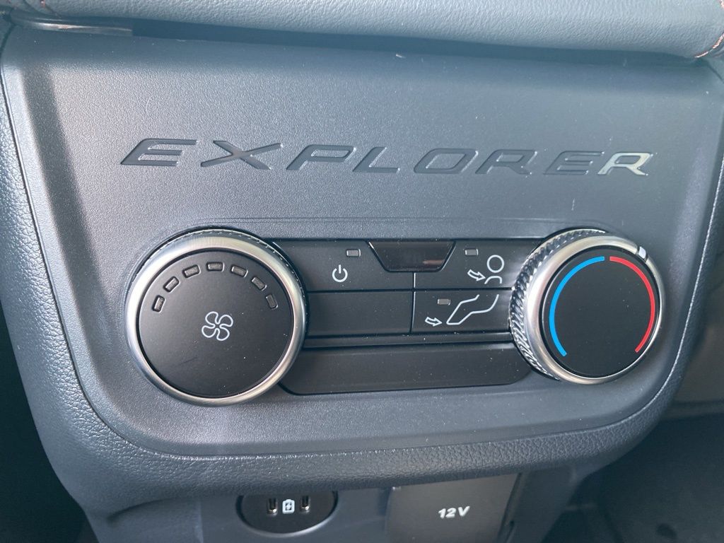 2025 Ford Explorer photo 31