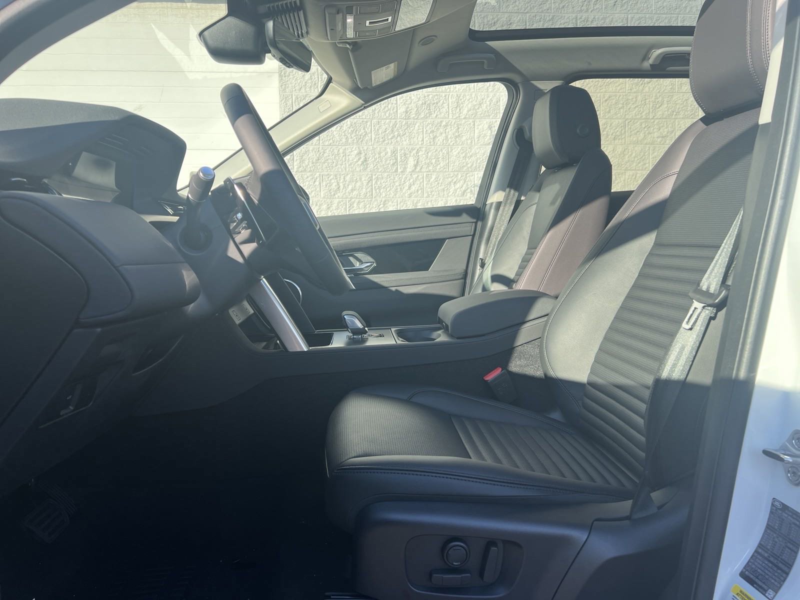 2025 Land Rover Discovery Sport S photo 15
