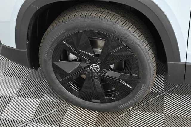 2025 Volkswagen Taos SE photo 4