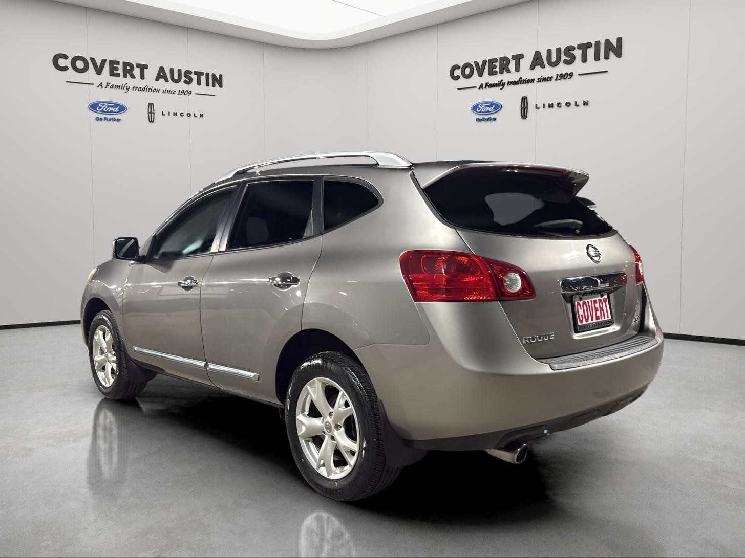 2011 Nissan Rogue SV photo 2