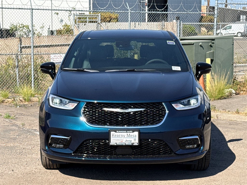 2025 Chrysler Pacifica photo 5