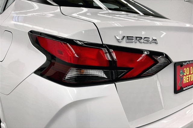 2025 Nissan Versa 1.6 SV photo 18