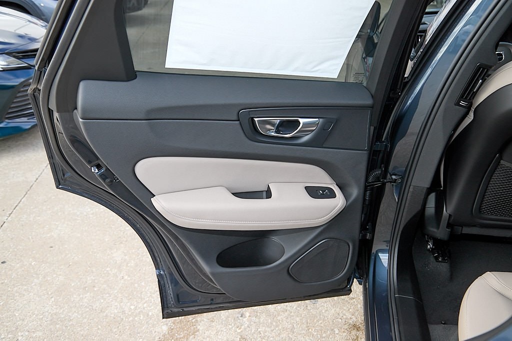 2026 VOLVO XC60 - Image 17