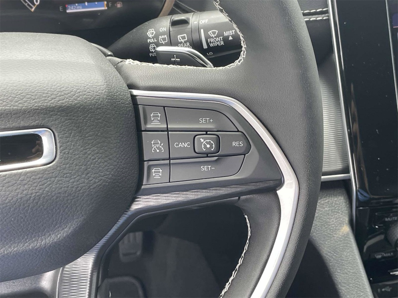 2025 Jeep Grand Cherokee Laredo photo 13