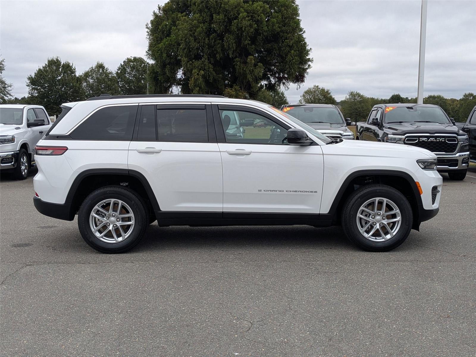 2025 Jeep Grand Cherokee Laredo X photo 4