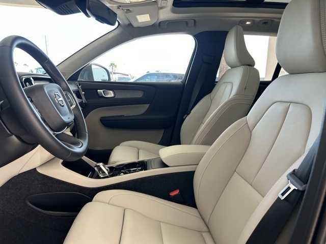 2025 Volvo XC40 Plus photo 9