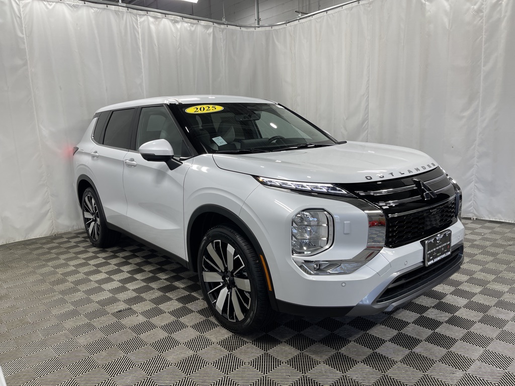 2025 Mitsubishi Outlander SE photo 2