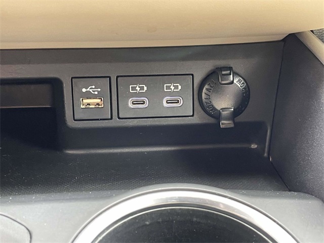 2023 Toyota Highlander L photo 17
