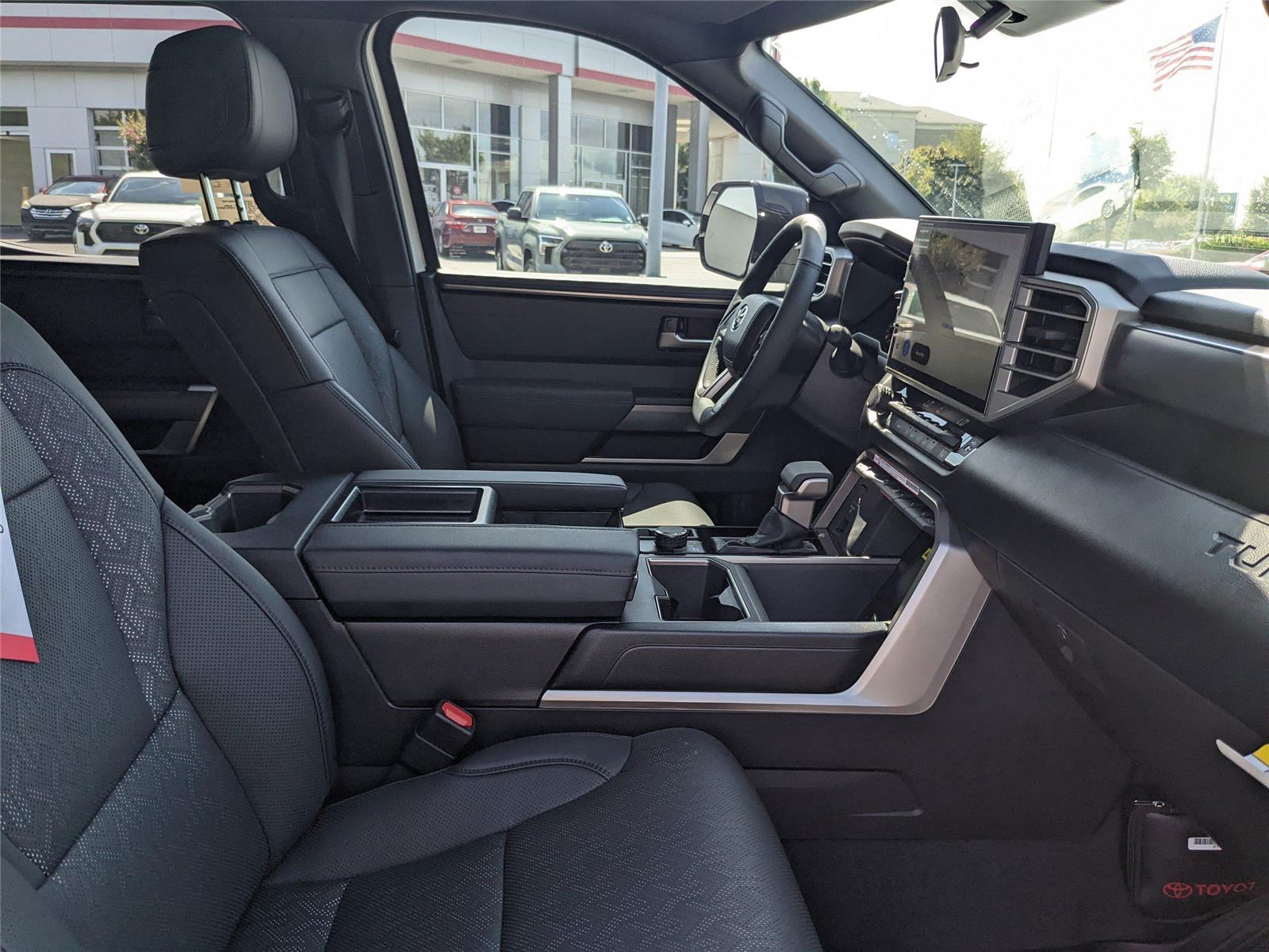 2025 Toyota Tundra SR5 CrewMax photo 4