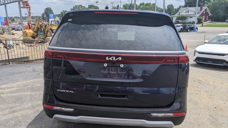 2024 Kia Carnival LX photo 4