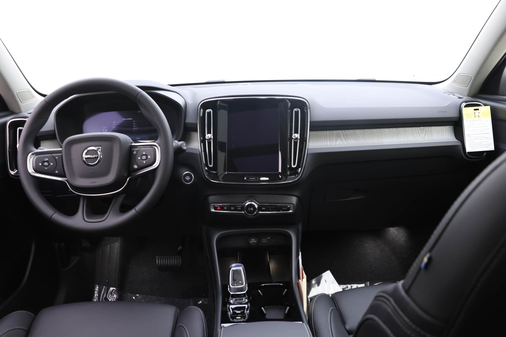 2026 Volvo XC40 Plus photo 8