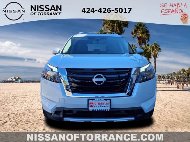 2025 Nissan Pathfinder Platinum photo 2