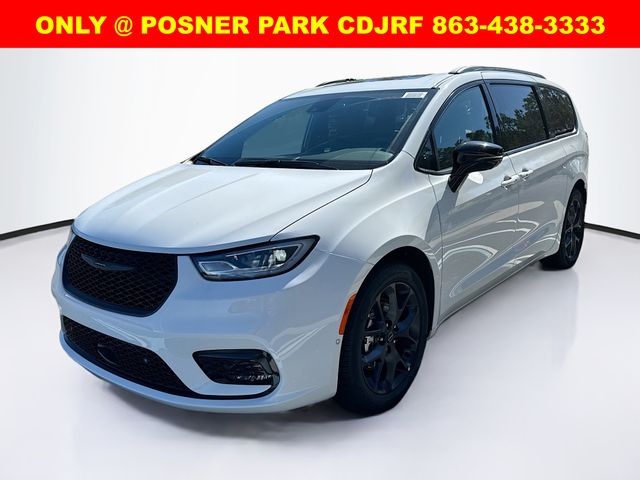 2026 Chrysler Pacifica Limited's photo