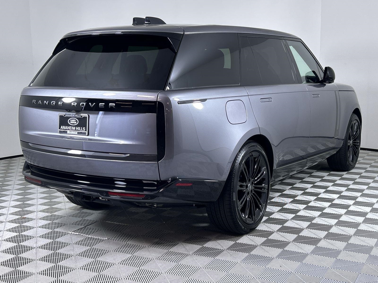 2025 Land Rover Range Rover SE photo 4