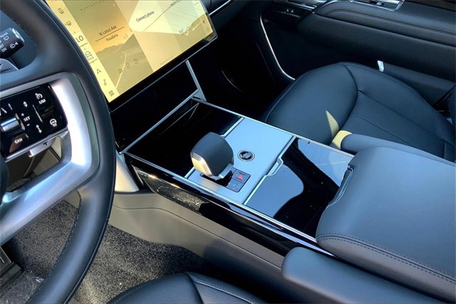 2025 Land Rover Range Rover SE photo 4