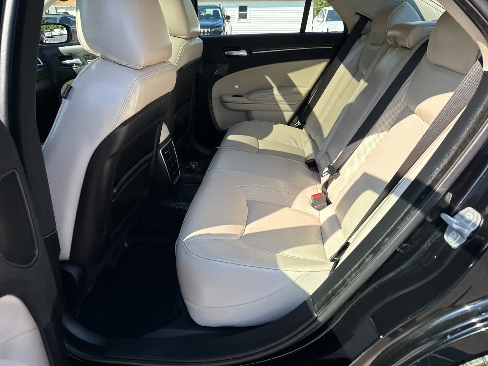 2022 Chrysler 300 Touring L photo 13