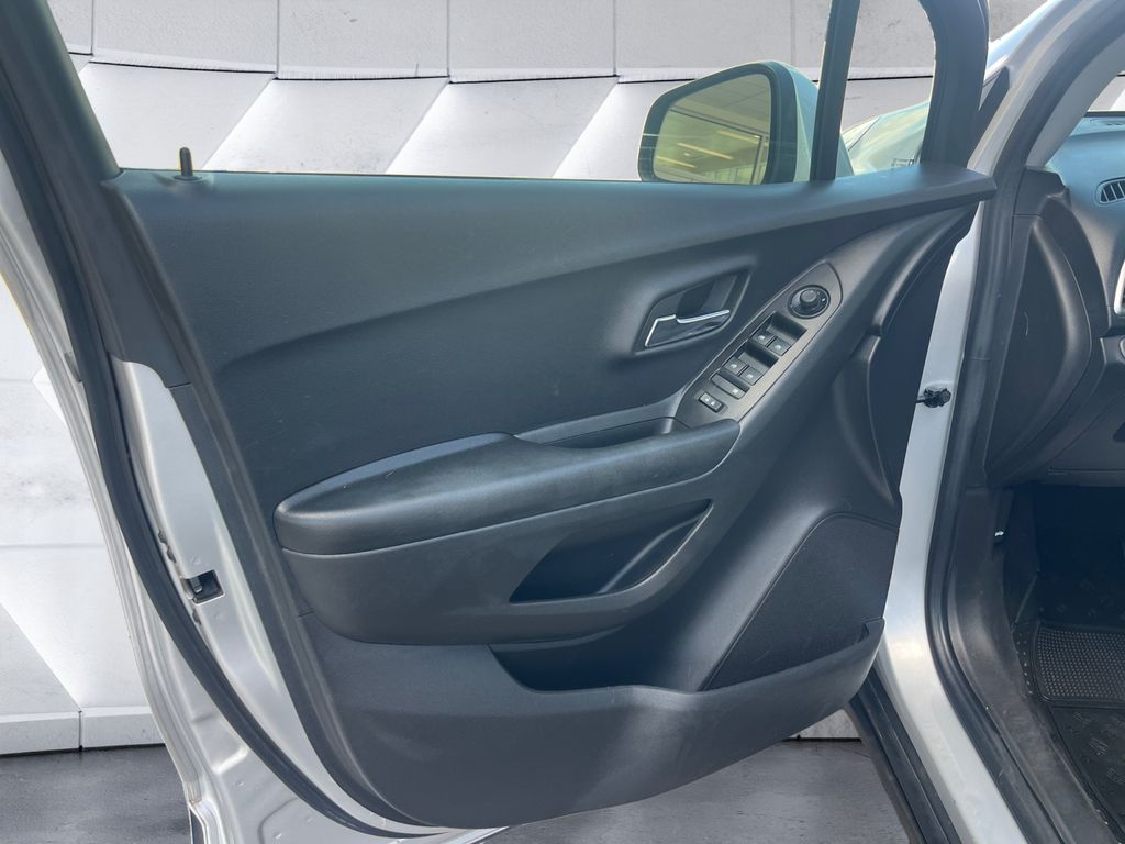 2022 Chevrolet Trax LS photo 12