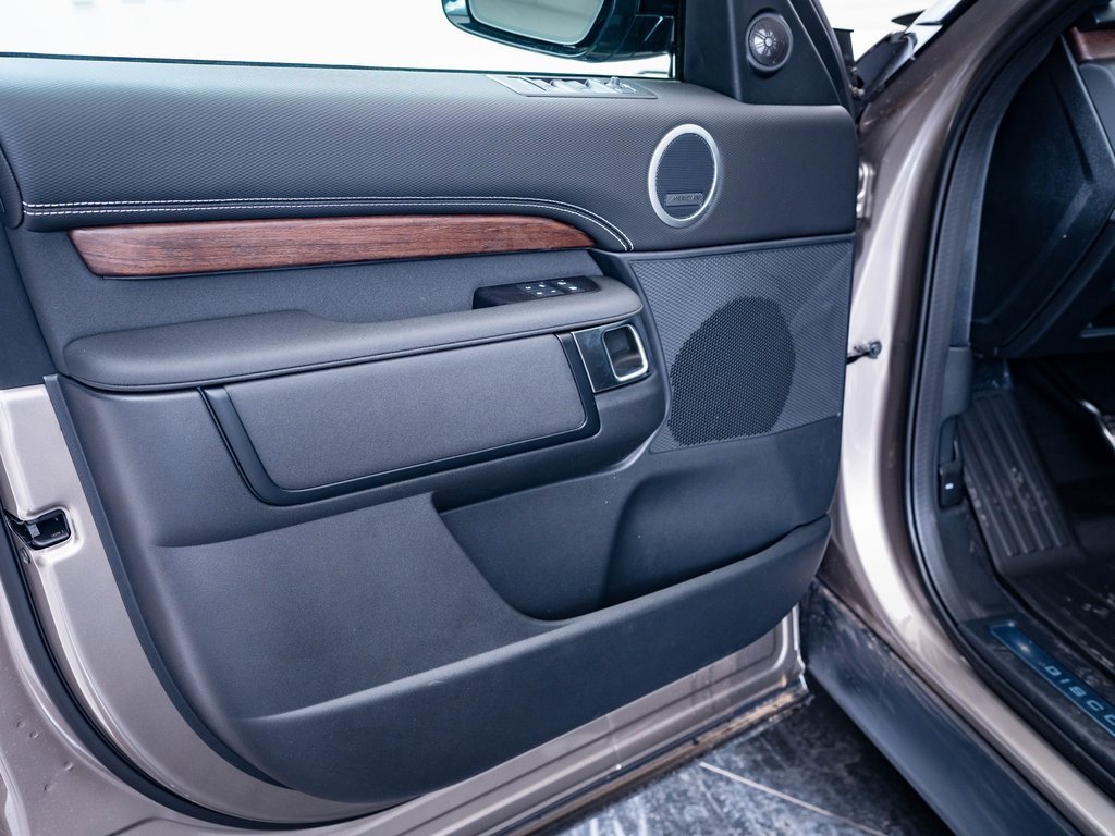 2025 Land Rover Discovery SE photo 16
