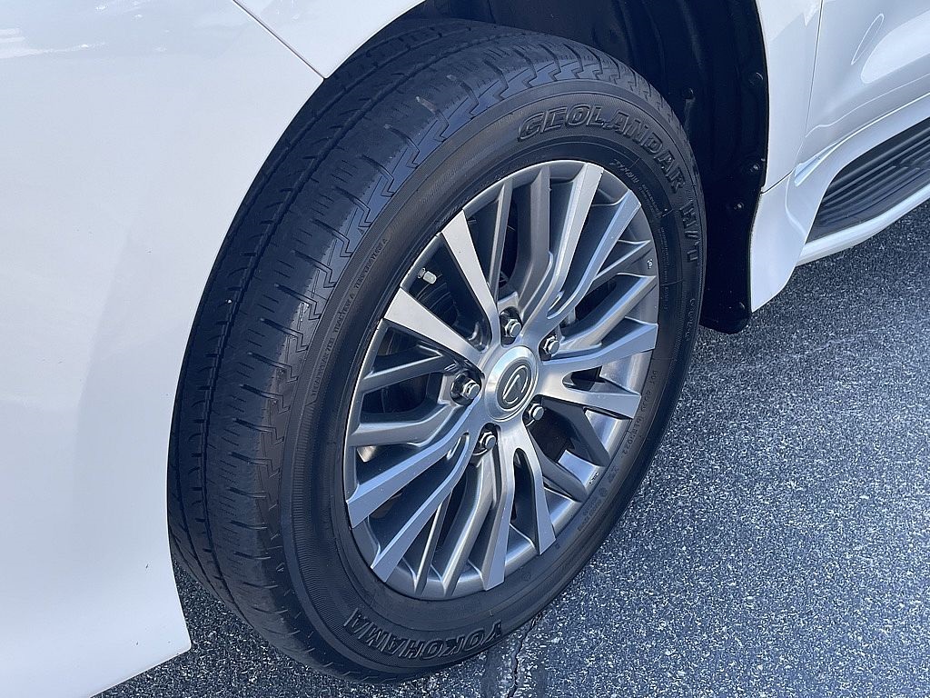 2019 Lexus LX 570 photo 9