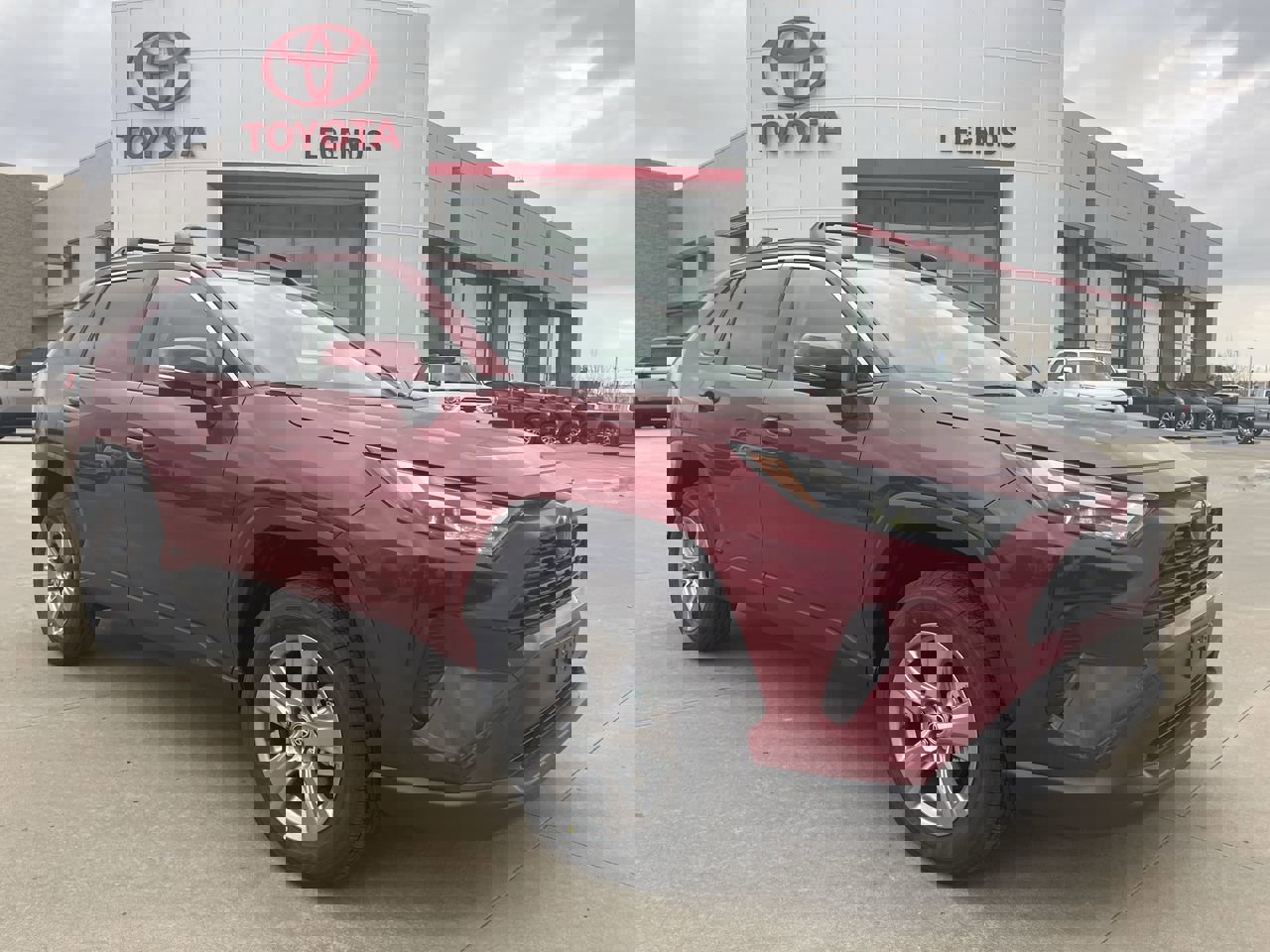 2025 Toyota RAV4 LE's photo