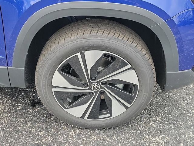 2024 Volkswagen Taos SE photo 3