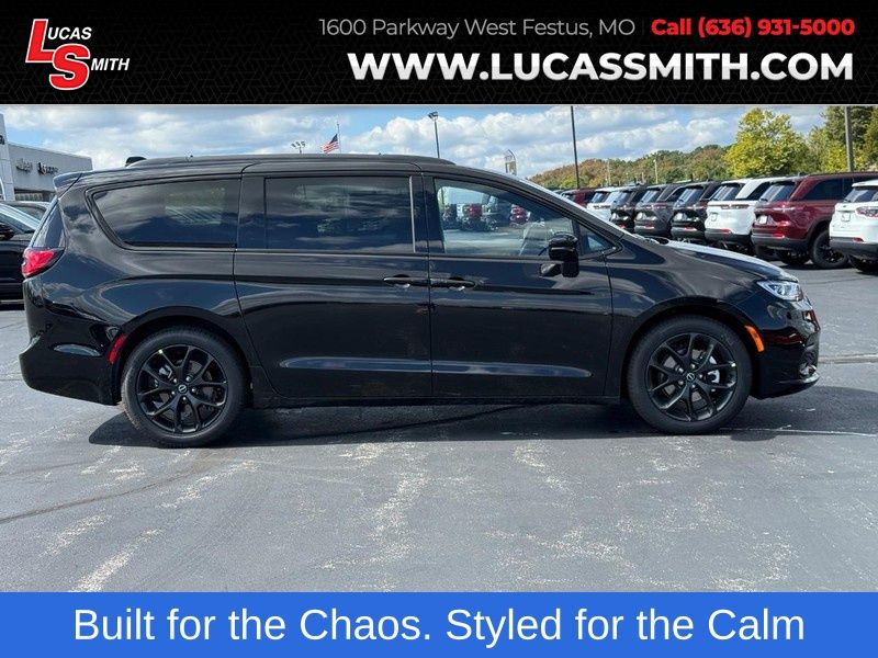 2026 Chrysler Pacifica Limited's photo