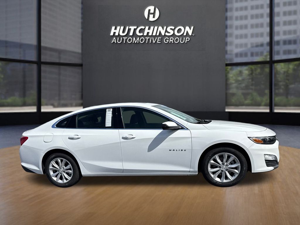 2024 Chevrolet Malibu 1LT photo 2