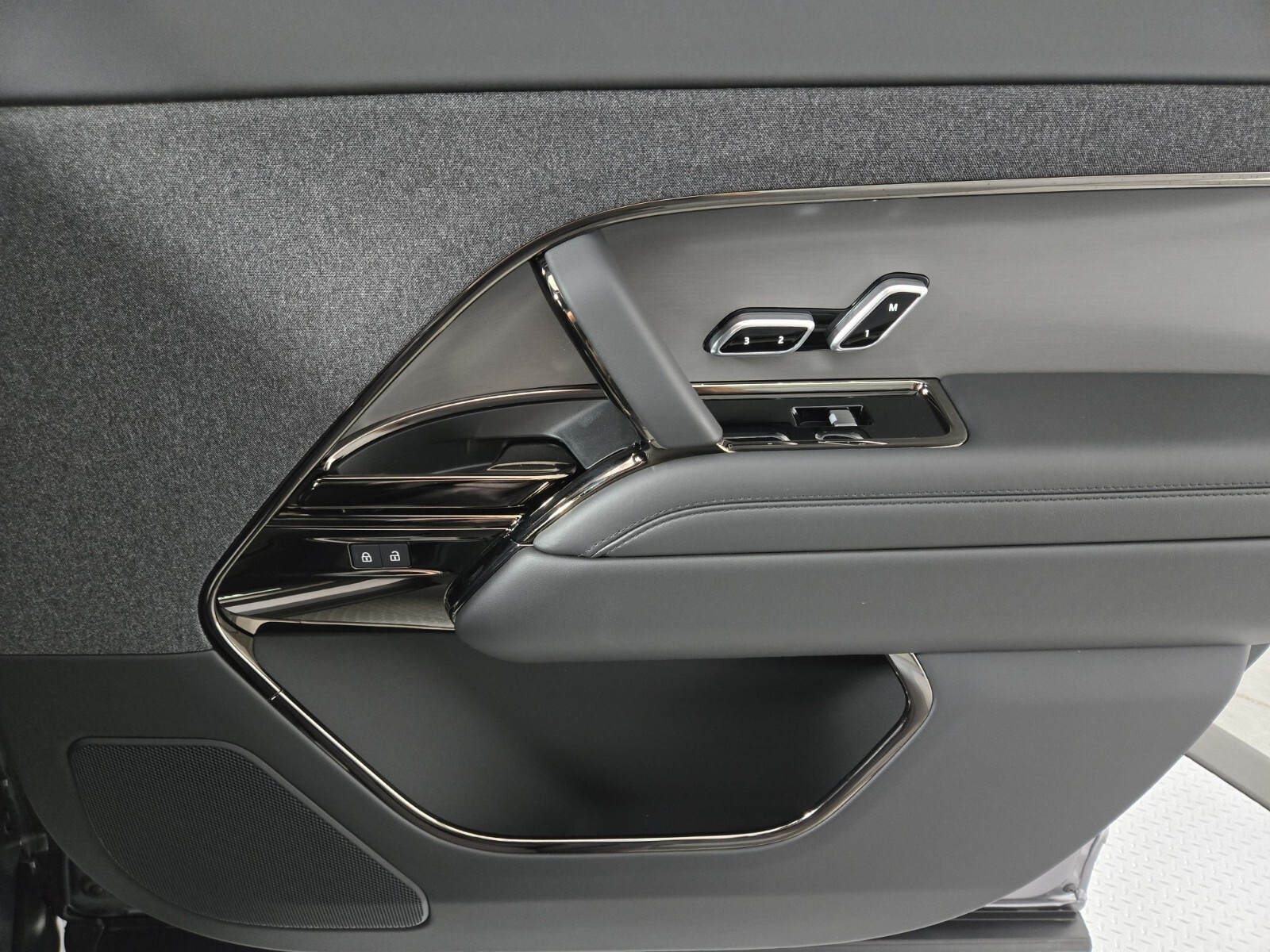 2025 Land Rover Range Rover Sport SE photo 16