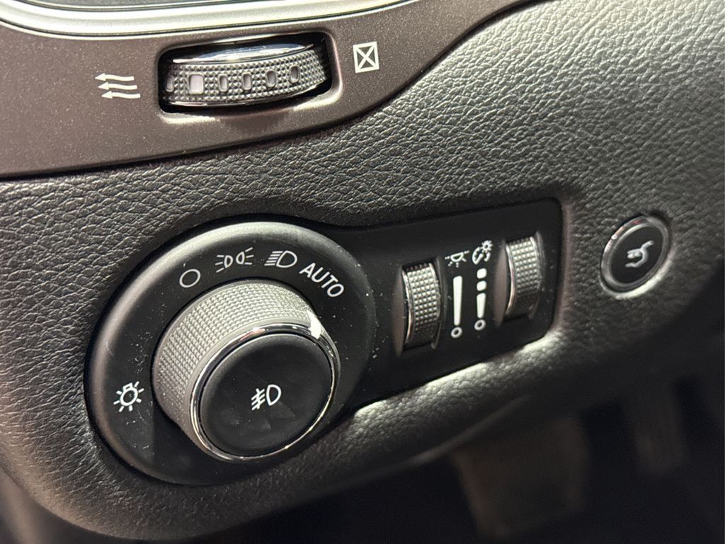 2021 Jeep Cherokee Latitude Lux photo 28