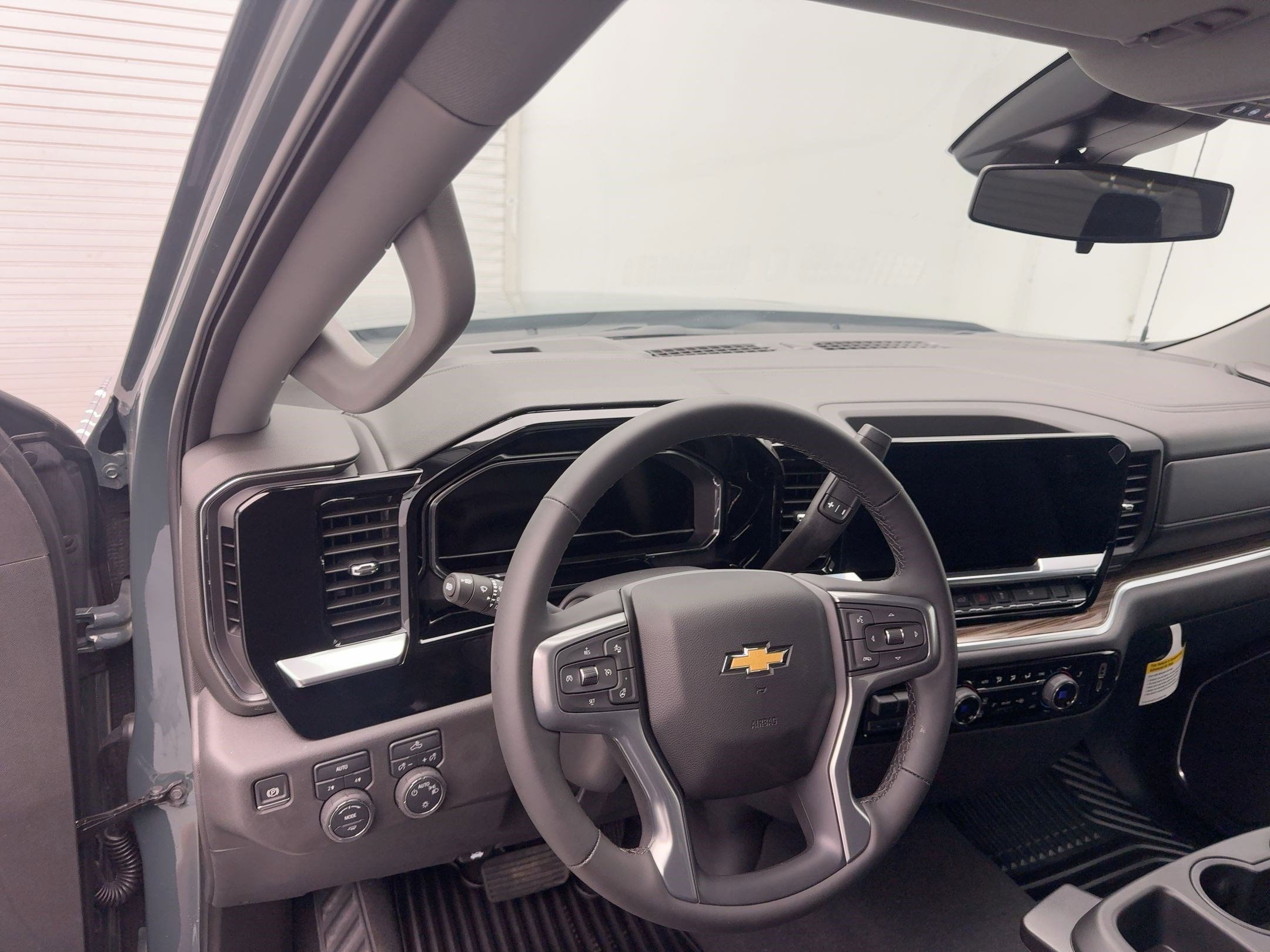 2025 Chevrolet Silverado 1500 LT photo 4