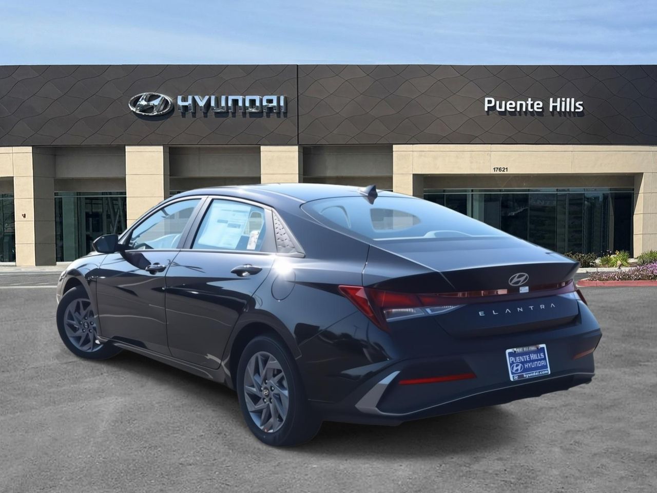 2025 Hyundai Elantra SEL Sport photo 2