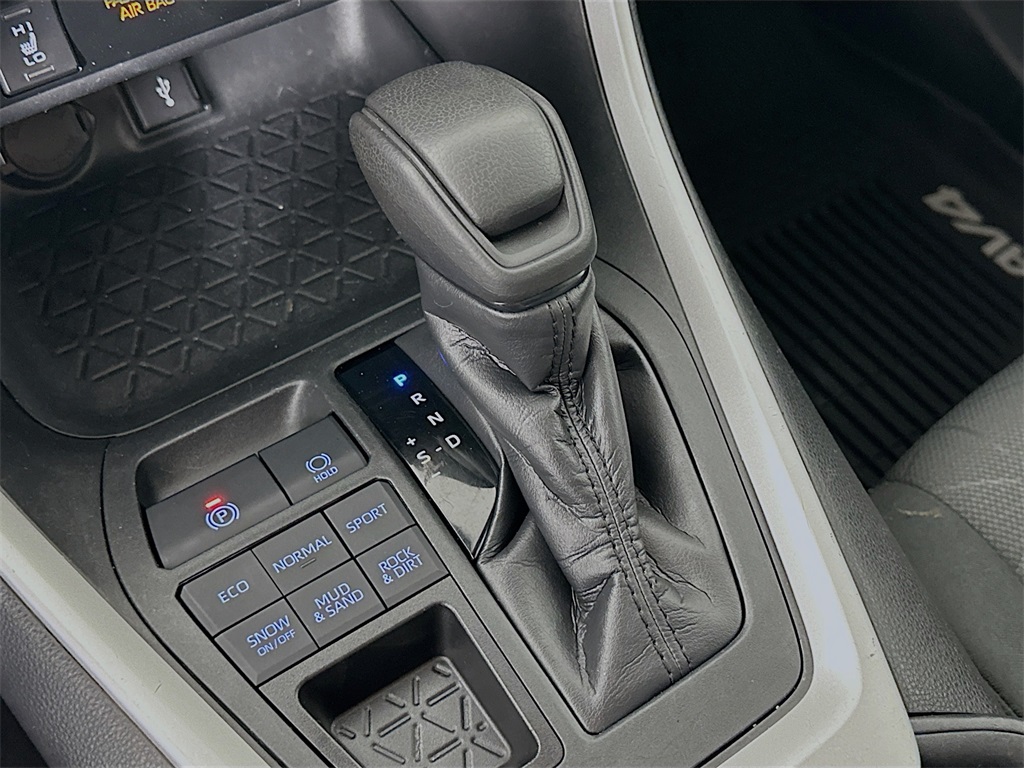 2020 Toyota RAV4 XLE photo 21