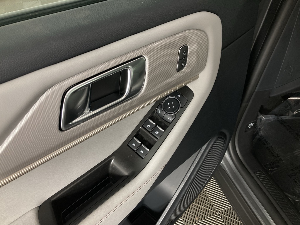 2025 Ford Explorer photo 3